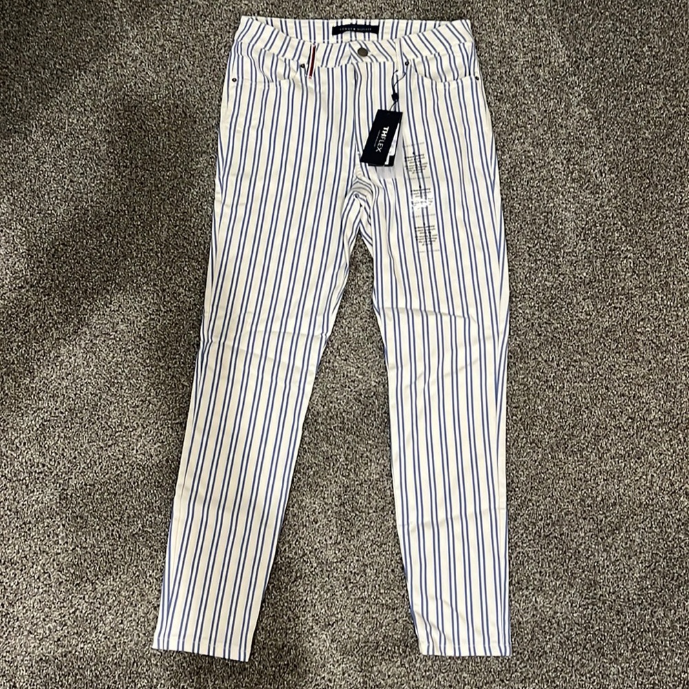 NWT Tommy Hilfiger Capri pants. Size 6.
